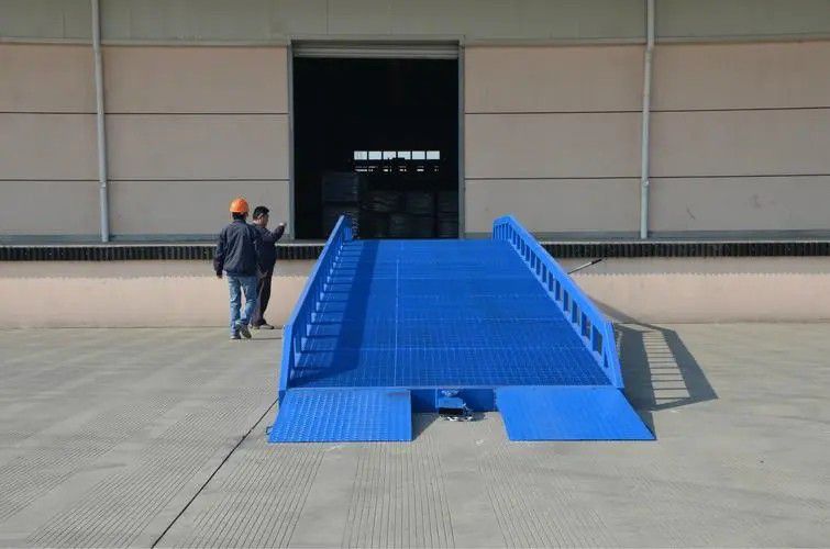 格但斯克古城移动式液压登车桥