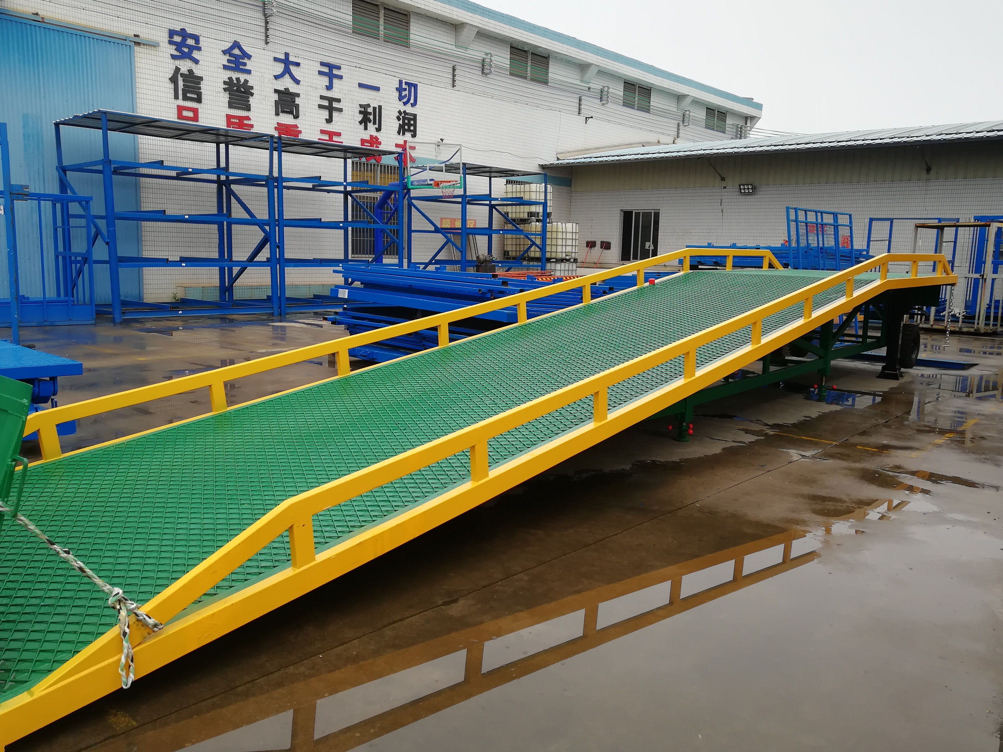 格但斯克古城叉车登车桥